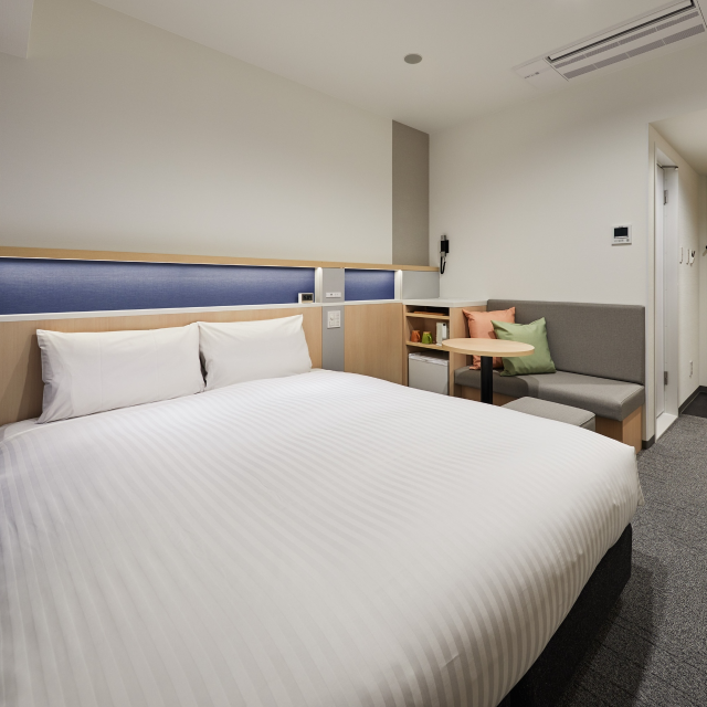 double room (e.g. at a hotel)