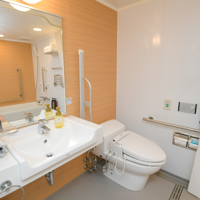 Universal Twin Bathroom 2