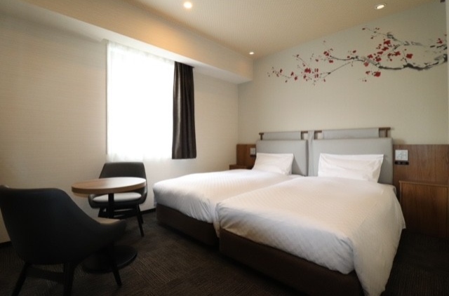 ツインのベッドとデスク